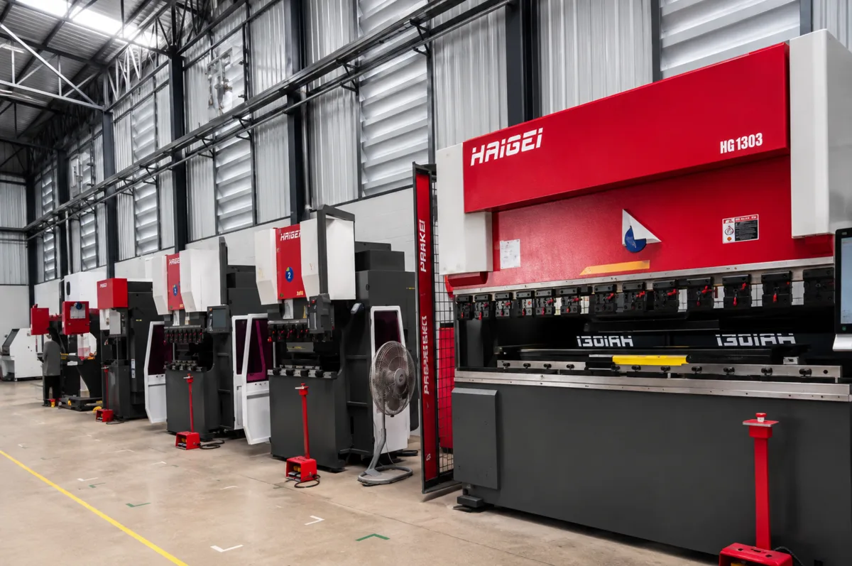 Línea de plegado CNC en instalaciones de fabricación FABCO